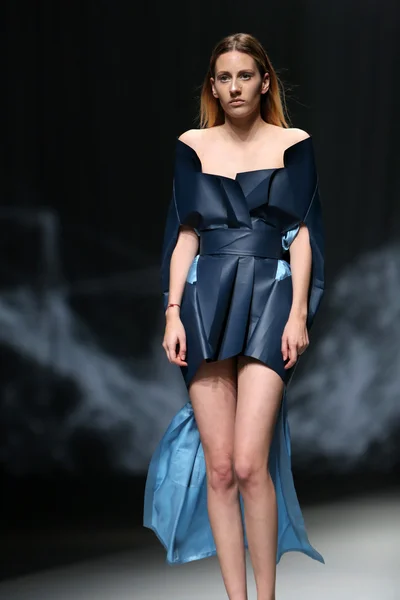 Moda model nosi ubrania wykonane przez petra vuletic i sasa hortig na "cro porter" Pokaż — Zdjęcie stockowe