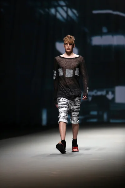 Modelo de moda lleva ropa hecha por Spirit en "CRO A PORTER" show — Foto de Stock