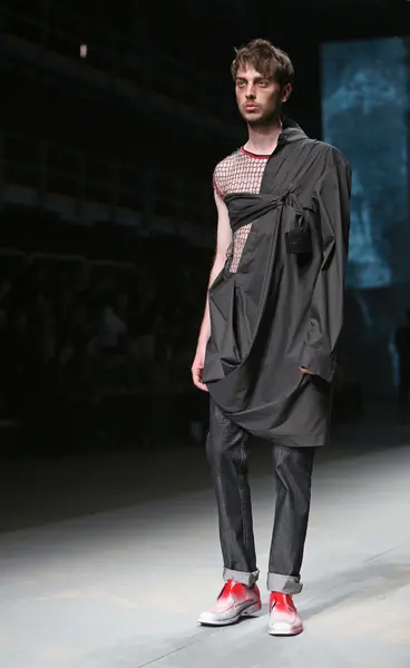 Modell bär kläder gjorda av Anden på "cro en porter" show — Stockfoto