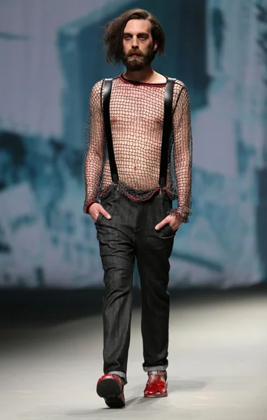ファッションのモデルは「クロ ポーター」ショーの精神によって作られた服を着ています。 — ストック写真