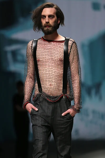 Modelo de moda lleva ropa hecha por Spirit en "CRO A PORTER" show — Foto de Stock