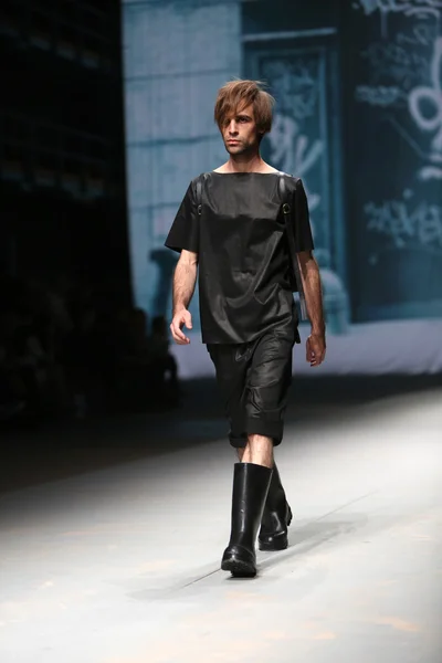 Modell bär kläder gjorda av Anden på "cro en porter" show — Stockfoto