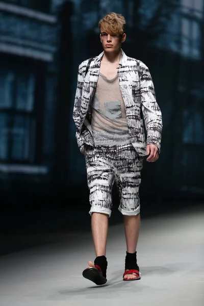 Модель моды носит одежду Spirit на шоу "CRO A PORTER" — стоковое фото