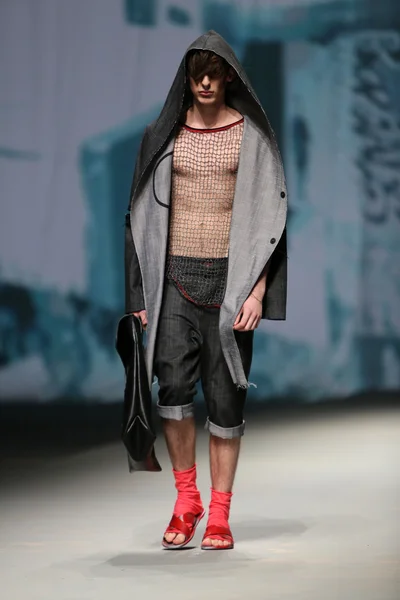 Μόδα μοντέλο φοράει ρούχα κατασκευασμένα από πνεύμα στην εκπομπή "cro a porter" — Φωτογραφία Αρχείου
