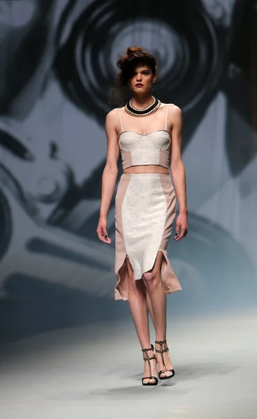 Model trägt Kleider von Tatjana Pantos bei "Cro a Porter" -Show — Stockfoto