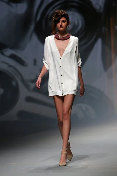 ファッションのモデルは「クロ ポーター」ショーでタチアナ pantos によって作られた服を着ている — ストック写真