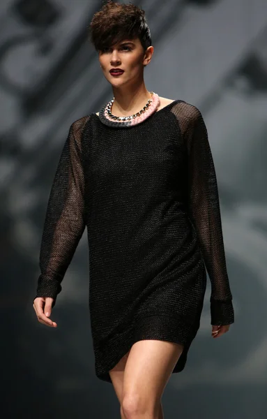 Fashion model wears clothes made by Tatjana Pantos on "CRO A PORTER" show — Stock Photo, Image