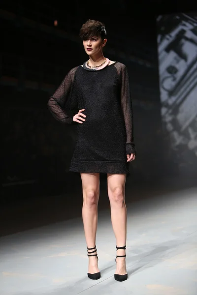 Model trägt Kleider von Tatjana Pantos bei "Cro a Porter" -Show — Stockfoto