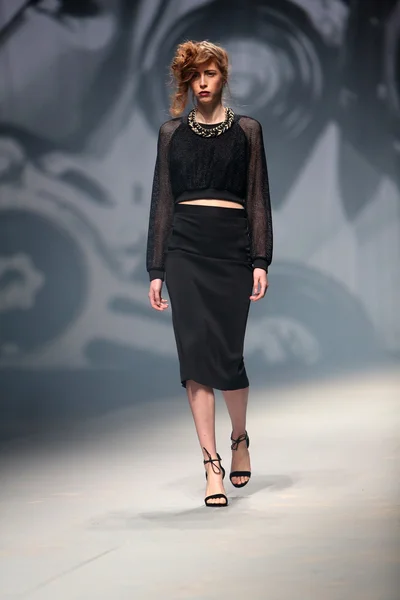 ファッションのモデルは「クロ ポーター」ショーでタチアナ pantos によって作られた服を着ている — ストック写真
