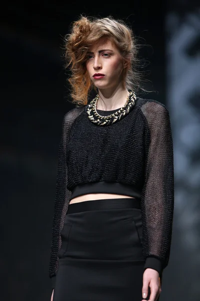 Modelul de moda poarta haine realizate de Tatjana Pantos la emisiunea "CRO A PORTER" — Fotografie, imagine de stoc