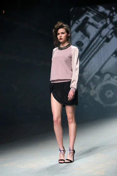 Modelo de moda lleva ropa hecha por Tatjana Pantos en "CRO A PORTER" show — Foto de Stock