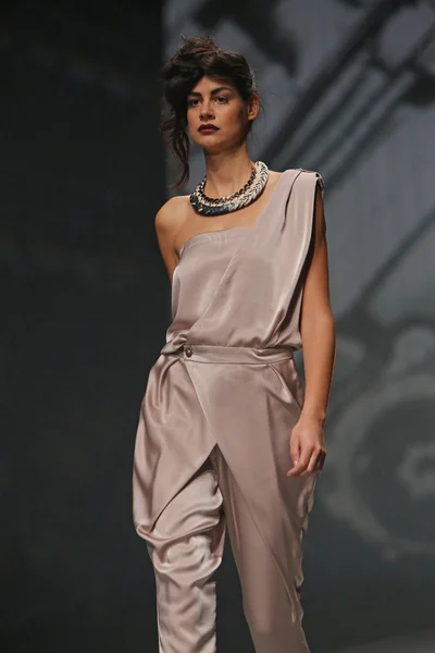 Moda modella indossa abiti realizzati da Tatjana Pantos in mostra "CRO A PORTER" — Foto Stock