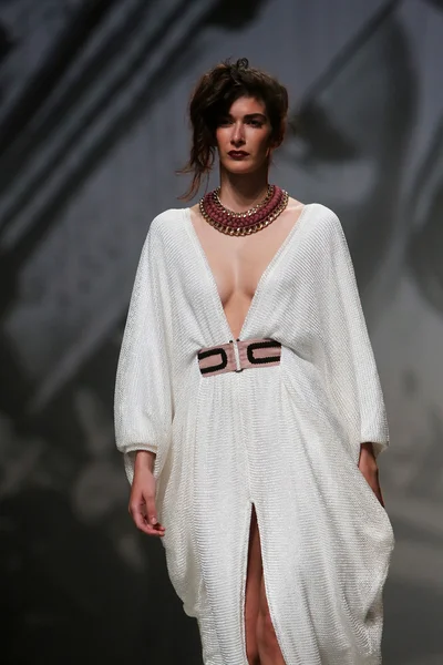 Fashion model bærer tøj lavet af Tatjana Pantos på "CRO A PORTER" show - Stock-foto