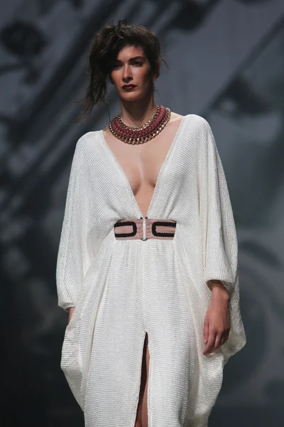 时装模特穿着由娜潘托斯"cro 波特"展出的衣服 — 图库照片