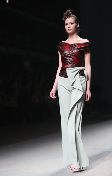 Fashion model draagt kleding gemaakt door teo peric op "cro een porter" show — Stockfoto
