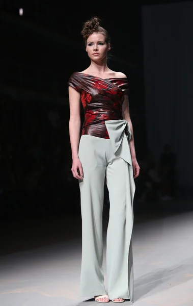 Modelmodel trägt Kleider von teo peric bei "Cro a Porter" -Show — Stockfoto