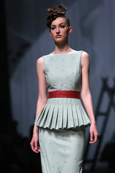 Modell bär kläder gjorda av teo peric på "cro en porter" show — Stockfoto