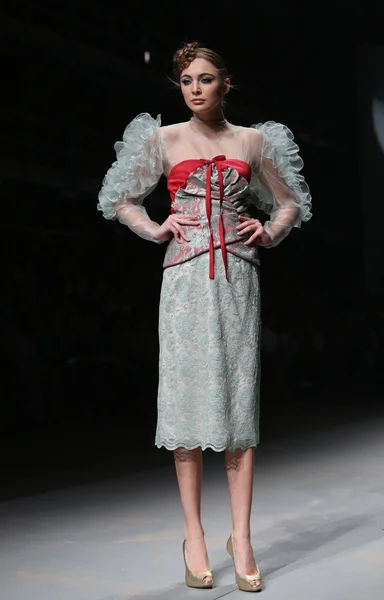 Modelo de moda usa roupas feitas por Teo Peric no show "CRO A PORTER" — Fotografia de Stock