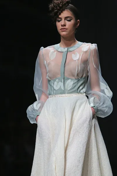 ファッションのモデルは「クロ ポーター」ショーで peric のテオによって作られた服を着ています。 — ストック写真