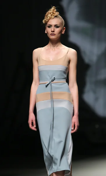 Modelo de moda lleva ropa hecha por Teo Peric en "CRO A PORTER" show —  Fotos de Stock