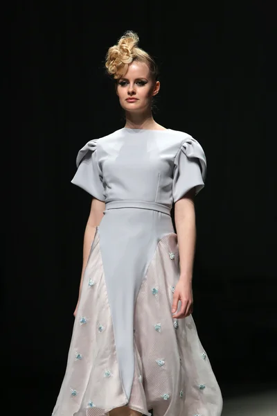 Moda modella indossa abiti realizzati da Teo Peric in mostra "CRO A PORTER" — Foto Stock