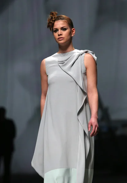 Le mannequin porte des vêtements fabriqués par Teo Peric lors du défilé "CRO A PORTER" — Photo