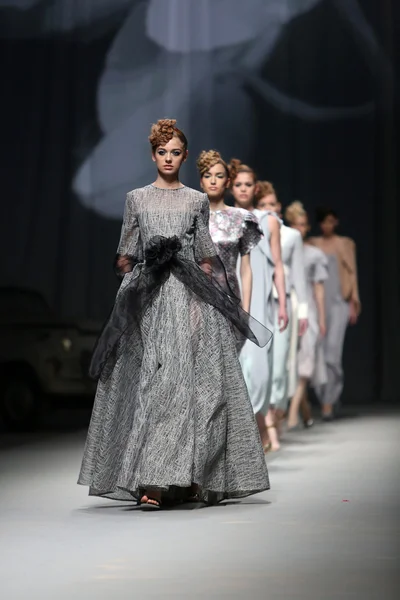 Moda modella indossa abiti realizzati da Teo Peric in mostra "CRO A PORTER" — Foto Stock