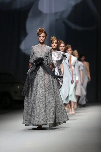 Modelo de moda lleva ropa hecha por Teo Peric en "CRO A PORTER" show —  Fotos de Stock