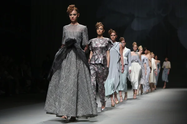 Model fashion memakai pakaian yang dibuat oleh Teo Peric di acara "CRO A PORTER" — Stok Foto
