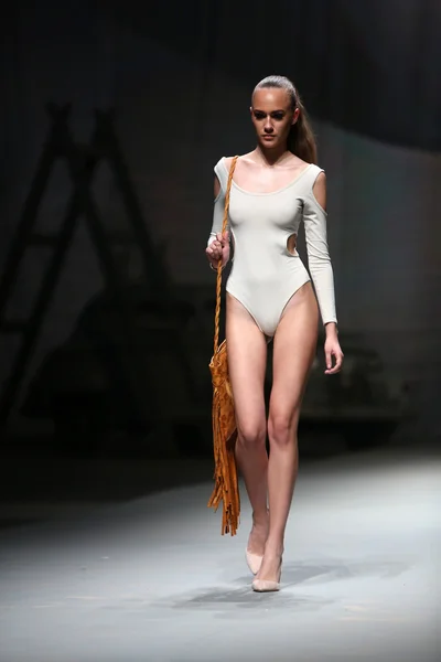 Modelka nosi torbę zrobione przez Kristina Bradac Mariposa na "Cro pokaz portier" — Zdjęcie stockowe