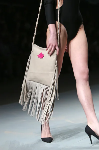 Modelo de moda usa bolsa feita por Kristina Bradac para Mariposa no show "CRO A PORTER" — Fotografia de Stock