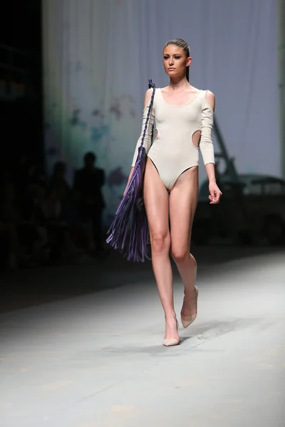 La modelo de moda lleva una bolsa hecha por Kristina Bradac para Mariposa en el programa "CRO A PORTER" —  Fotos de Stock