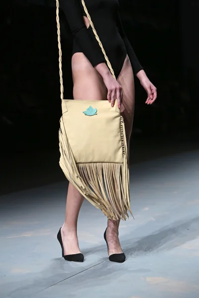 Modelo de moda usa bolsa feita por Kristina Bradac para Mariposa no show "CRO A PORTER" — Fotografia de Stock