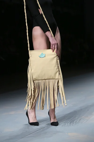 Modelo de moda usa bolsa feita por Kristina Bradac para Mariposa no show "CRO A PORTER" — Fotografia de Stock