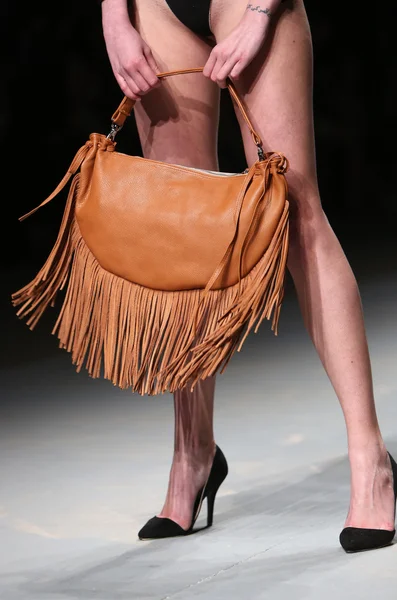 Modelo de moda usa bolsa feita por Kristina Bradac para Mariposa no show "CRO A PORTER" — Fotografia de Stock