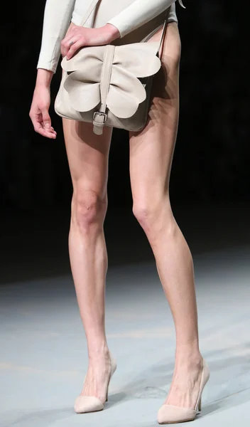 La modelo de moda lleva una bolsa hecha por Kristina Bradac para Mariposa en el programa "CRO A PORTER" —  Fotos de Stock