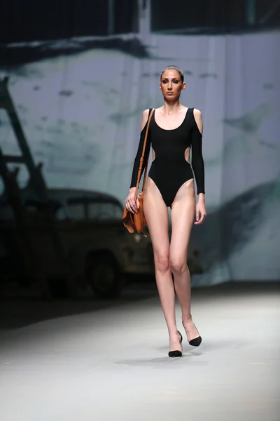 Fashion model wears a bag made by Kristina Bradac for Mariposa on "CRO A PORTER" show — Stock Photo, Image