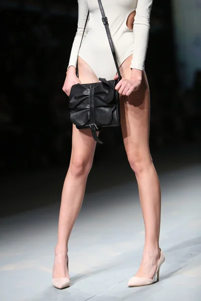 Модная модель носит сумку, сделанную Кристиной Брадац для Марипозы на шоу "CRO A PORTER" — стоковое фото