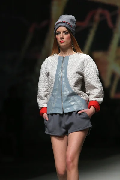 Modelo de moda lleva ropa hecha por Jet Lag en "CRO A PORTER" show — Foto de Stock