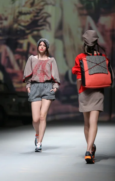 Modelo de moda lleva ropa hecha por Jet Lag en "CRO A PORTER" show — Foto de Stock