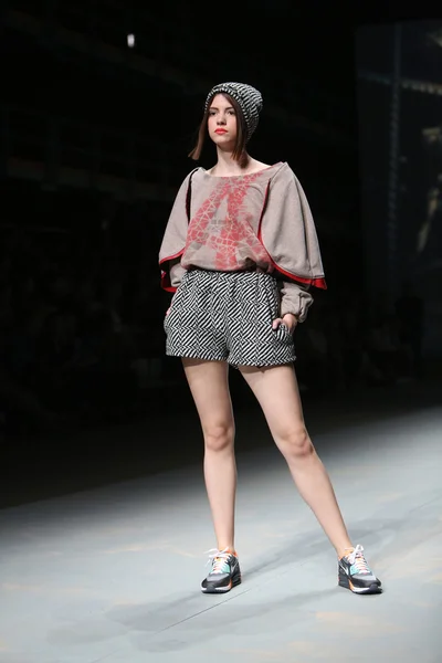 Modelo de moda lleva ropa hecha por Jet Lag en "CRO A PORTER" show — Foto de Stock