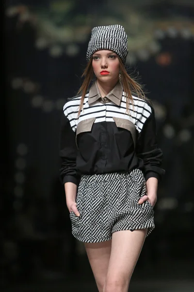 Modelka nosí oblečení od jet lag "cro vrátný" show — Stock fotografie