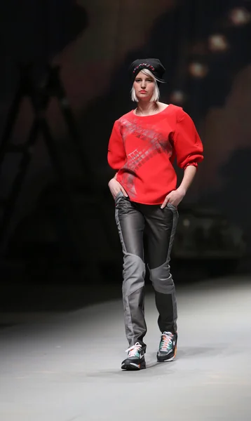 Modelka nosí oblečení od jet lag "cro vrátný" show — Stock fotografie