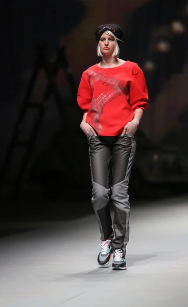 Modelo de moda lleva ropa hecha por Jet Lag en "CRO A PORTER" show —  Fotos de Stock