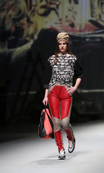 Moda model jet lag "cro hamal" show tarafından yapılan giysiler giyer — Stok fotoğraf