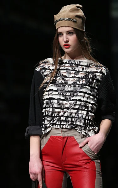 Fashion model draagt kleding gemaakt door jet lag op "cro een porter" show — Stockfoto