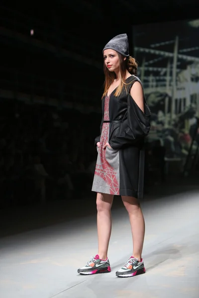 Modelo de moda lleva ropa hecha por Jet Lag en "CRO A PORTER" show —  Fotos de Stock