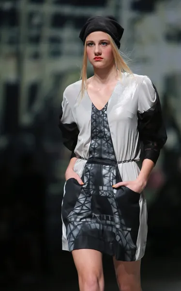 Moda model nosi ubrania wykonane przez jet lag na "cro porter" Pokaż — Zdjęcie stockowe