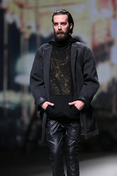 Mode-Model trägt Kleidung aus Jetlag bei "Cro a Porter" -Show — Stockfoto