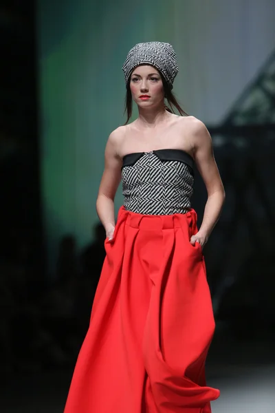 Fashion model draagt kleding gemaakt door jet lag op "cro een porter" show — Stockfoto